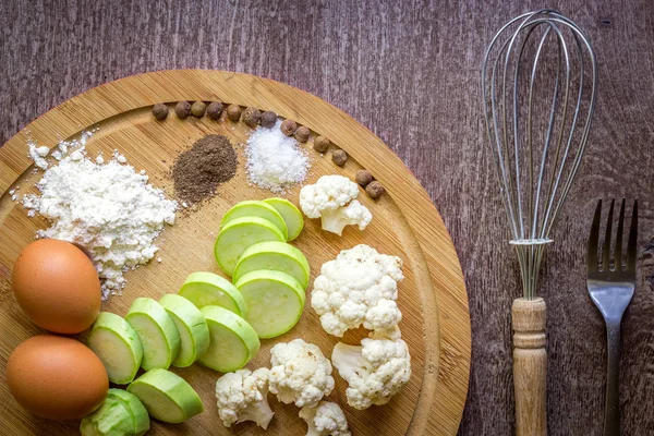 Taze sebze rosto için hazır. Üstten Görünüm. Ahşap arka plan