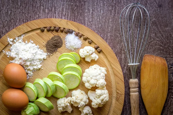 Taze sebze rosto için hazır. Üstten Görünüm. Ahşap arka plan