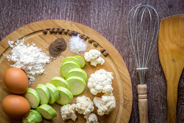 Taze sebze rosto için hazır. Üstten Görünüm. Ahşap arka plan