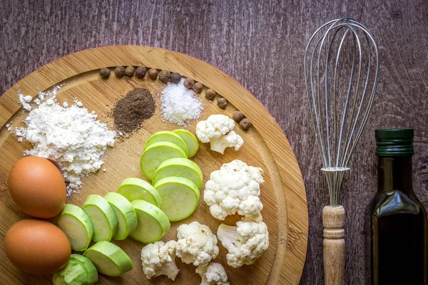 Taze sebze rosto için hazır. Üstten Görünüm. Ahşap arka plan