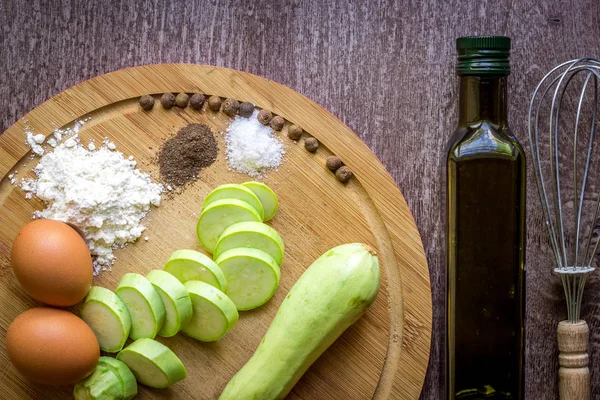 Sağlıklı beslenme, vejetaryen yemek. Çiğ kabak ile baharat zeytin yağı bir tavada kızartma için hazırlanan
