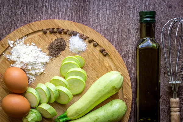 健康饮食，素食食物。准备与香料用橄榄油煎煎锅里的原始西葫芦 — 图库照片