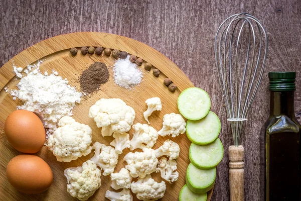 Taze sebze rosto için hazır. Üstten Görünüm. Ahşap arka plan