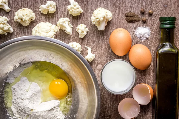 Pişmiş yumurta ve un ile karnabahar.