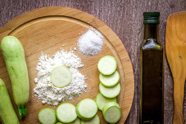 Sağlıklı beslenme, vejetaryen yemek. Çiğ kabak ile baharat zeytin yağı bir tavada kızartma için hazırlanan