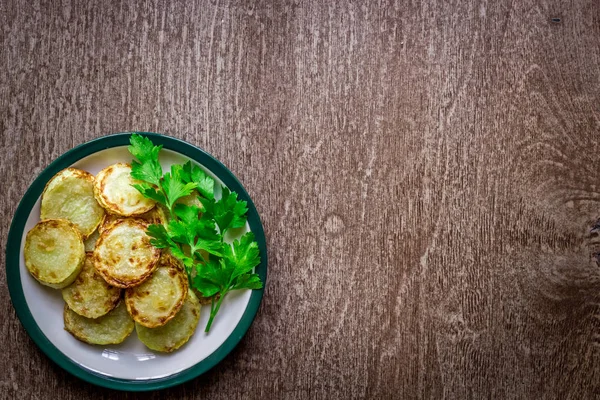 Meyilli ahşap arka plan üzerinde çanak üzerinde kızarmış kabak,.