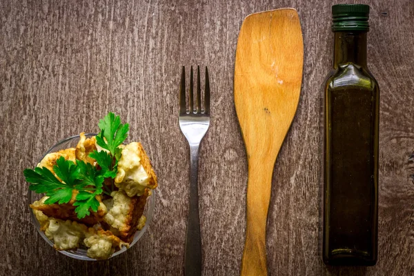 meyilli plaka üzerinde fırında karnabahar