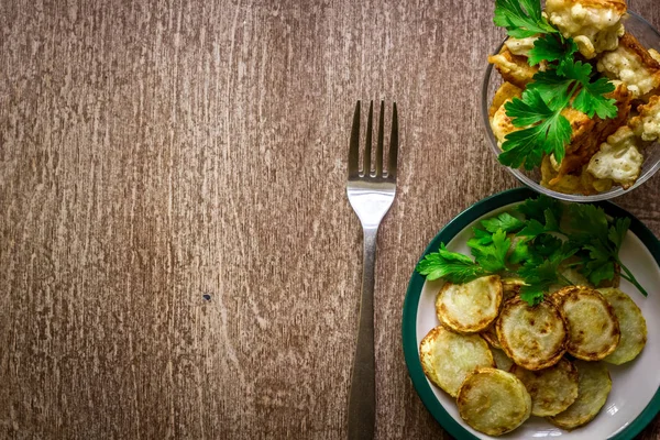 Karnabahar ve meyilli ahşap arka plan üzerinde pişmiş kabak.