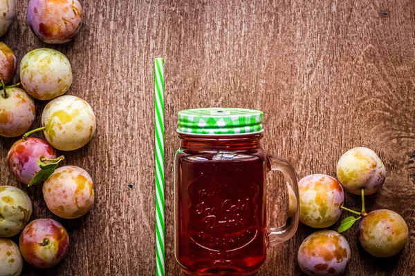 Antika ahşap zemin üzerine taze erik suyu ile cam