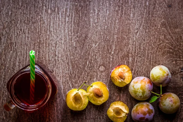 Antika ahşap zemin üzerine taze erik suyu ile cam