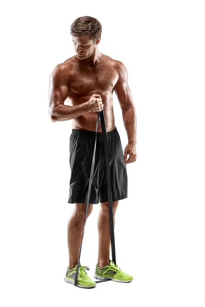 Schöner Fitness-Mann trainiert mit Gummiband, Studioaufnahme. — Stockfoto