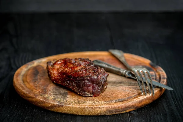 Churrasco Seco Ribeye Steak envelhecido com faca e garfo na tábua de corte — Fotografia de Stock