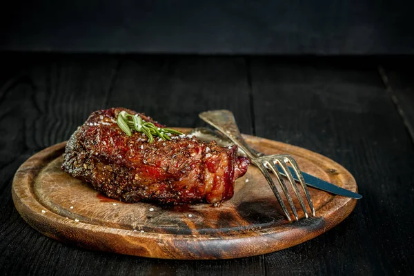 Churrasco Seco Ribeye Steak envelhecido com faca e garfo na tábua de corte — Fotografia de Stock