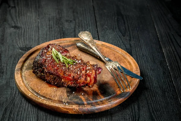 Churrasco Seco Ribeye Steak envelhecido com faca e garfo na tábua de corte — Fotografia de Stock