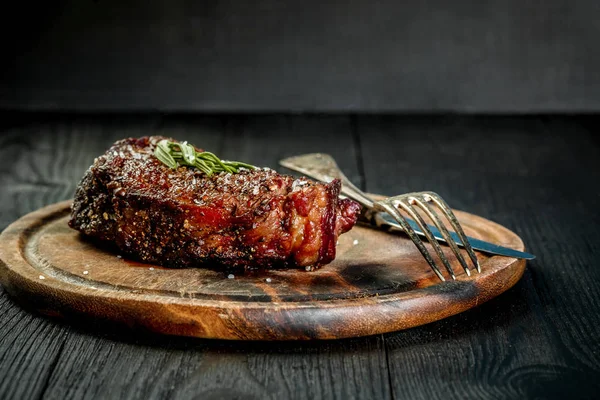 Churrasco Seco Ribeye Steak envelhecido com faca e garfo na tábua de corte — Fotografia de Stock