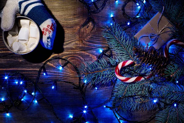 Noel ev yapımı sıcak çikolata şekerleme kadın, üstten görünüm elinde.