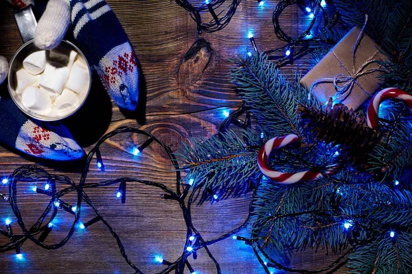 Noel ev yapımı sıcak çikolata şekerleme kadın, üstten görünüm elinde.