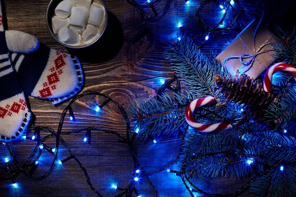 Noel sıcak içecek. Kakao hatmi, garland ve Ladin dallarda ahşap arka plan ile. Üstten Görünüm