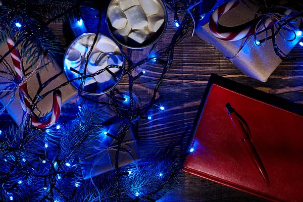 Noel sıcak içecek. Kakao hatmi, garland ve Ladin dallarda ahşap arka plan ile. Üstten Görünüm