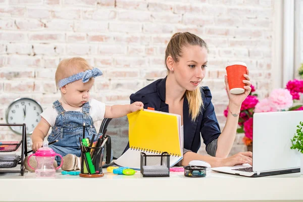 Mulher de negócios mãe mulher com uma filha trabalhando no laptop — Fotografia de Stock