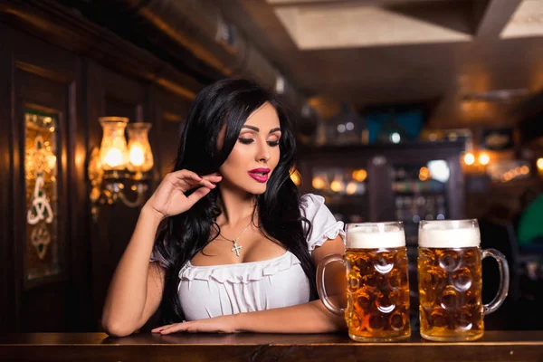 Oktoberfest. Bira bardağı tutan esmer kadın çubuk — Stok fotoğraf