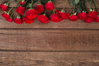 Ahşap masa üzerinde kırmızı gül buketi. Üstten Görünüm kopya alanı ile. çiçekler