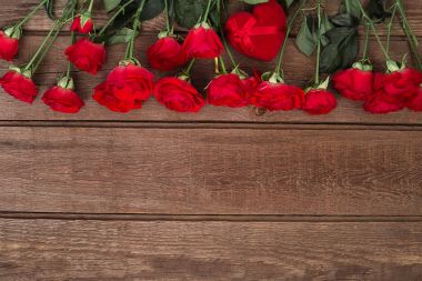 Ahşap masa üzerinde kırmızı gül buketi. Üstten Görünüm kopya alanı ile. çiçekler