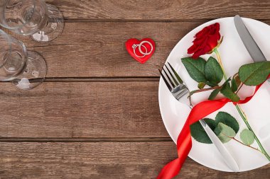 Romantik bir akşam yemeği kavramı. Sevgililer günü veya teklif arka plan.