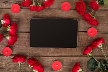 Kırmızı gül, mumlar ve kalpleri kopya alanı ile ahşap üzerine. Sevgiliye arka plan