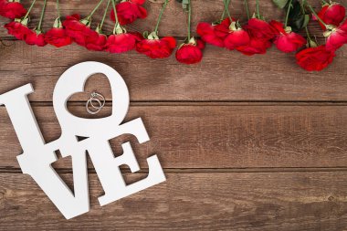 Sevgiliye arka plan demet kırmızı gül ahşap üzerine. Kopya için alan.