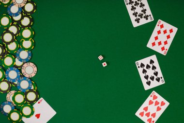 Poker. Banner şablon düzeni mockup online casino için. Yeşil tablo, çalışma alanı üzerinde Üstten Görünüm.