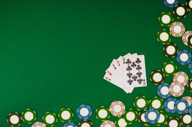 Poker. Banner şablon düzeni mockup online casino için. Yeşil tablo, çalışma alanı üzerinde Üstten Görünüm.