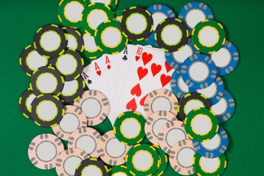 Poker. Banner şablon düzeni mockup online casino için. Yeşil tablo, çalışma alanı üzerinde Üstten Görünüm.