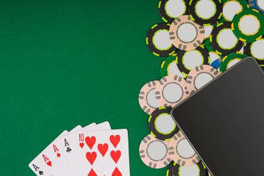 Poker. Banner şablon düzeni mockup online casino için. Yeşil tablo, çalışma alanı üzerinde Üstten Görünüm.