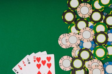 Poker. Banner şablon düzeni mockup online casino için. Yeşil tablo, çalışma alanı üzerinde Üstten Görünüm.