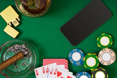 Yeşil masada, üstten görünüm kartları ve patates kızartması ile poker oynamak için ayarla