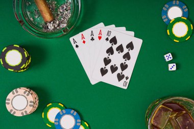 Yeşil masada, üstten görünüm kartları ve patates kızartması ile poker oynamak için ayarla