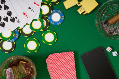 Yeşil masada, üstten görünüm kartları ve patates kızartması ile poker oynamak için ayarla