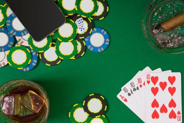 Yeşil masada, üstten görünüm kartları ve patates kızartması ile poker oynamak için ayarla
