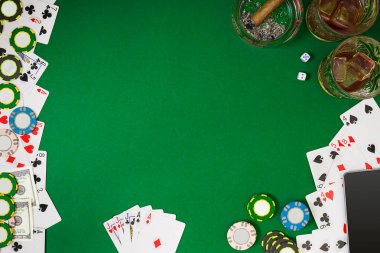 Yeşil masada, üstten görünüm kartları ve patates kızartması ile poker oynamak için ayarla
