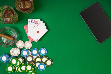 Yeşil masada, üstten görünüm kartları ve patates kızartması ile poker oynamak için ayarla