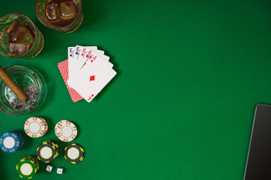 Yeşil masada, üstten görünüm kartları ve patates kızartması ile poker oynamak için ayarla