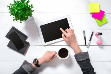Bilgisayarda Office çalışan işkadını havai görünümü