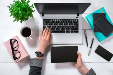 Bilgisayarda Office çalışan işkadını havai görünümü