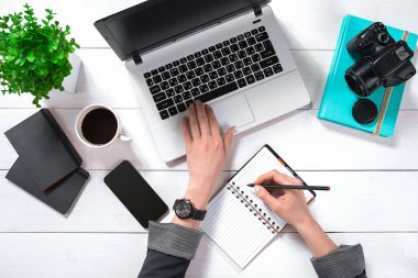 Bilgisayarda Office çalışan işkadını havai görünümü