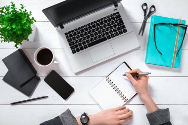 Boş ekran ve kızlar el ile dizüstü bilgisayar. Çalışma alanı düz yatıyordu, üst görüntüle