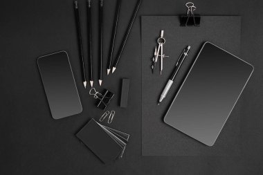 Siyah marka Mockup tablet ile ve akıllı