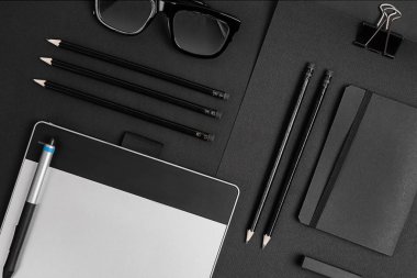 Klipleri, kalem, bardak düz ile boş not etmek yatıyordu.