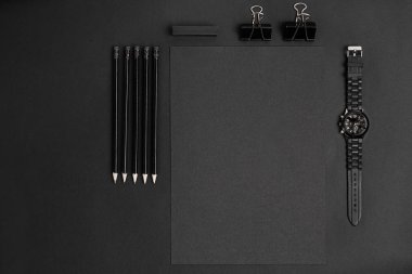 Klipleri, kalem, bardak düz ile boş not etmek yatıyordu.