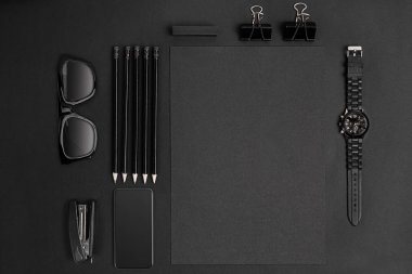 Klipleri, kalem, bardak düz ile boş not etmek yatıyordu.